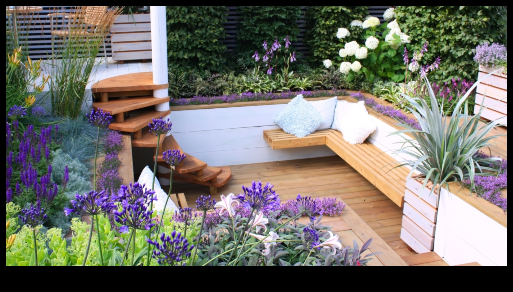 Bloom in Style: Trendsetting Garden Decor Essentials