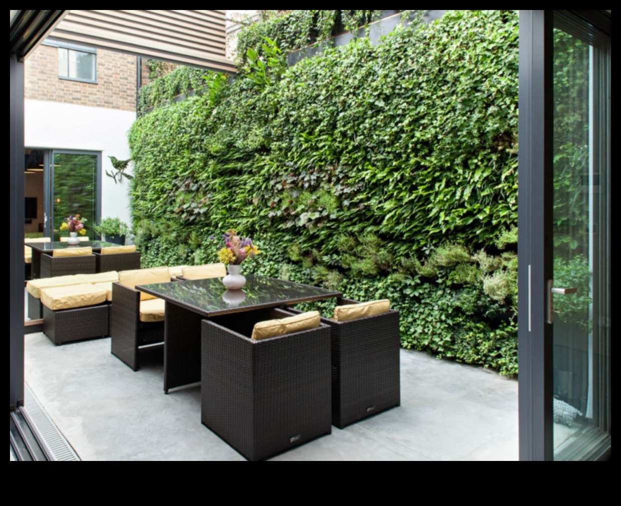 Green Tapestry Vertical Gardens That Add Beauty and Function to Any Space 4 Green Tapestry: Creating Artful Landscapes with Vertical Gardens