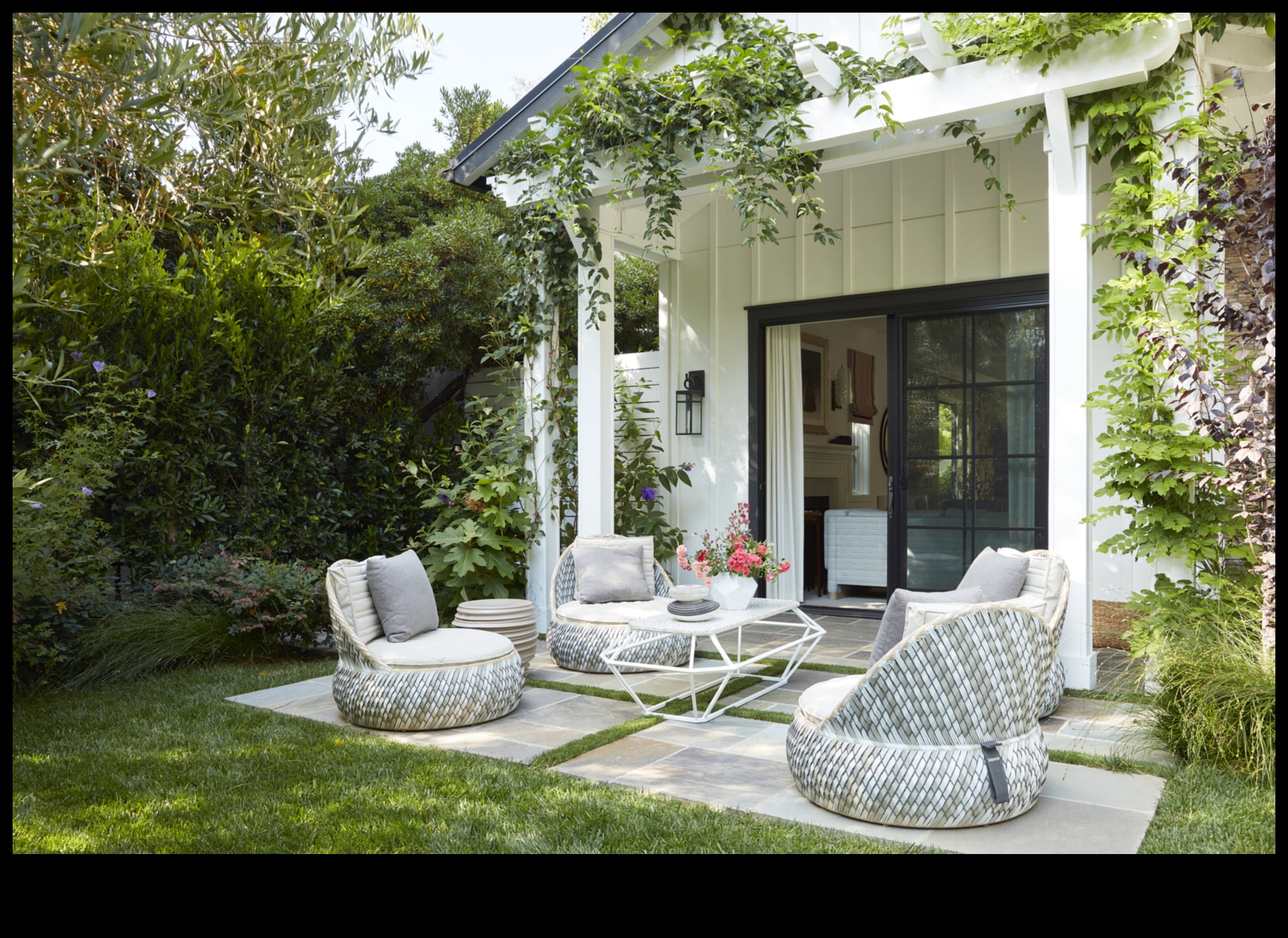 Modern Outdoors: Chic Furniture to Enhance Your Garden Retreat