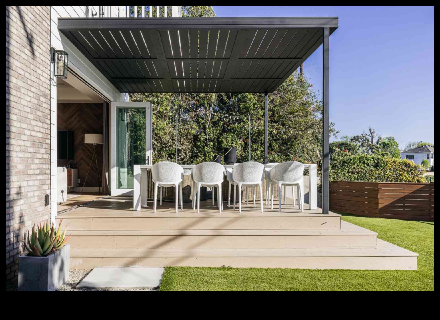 How do landscapes influence the design of outdoor dining spaces?