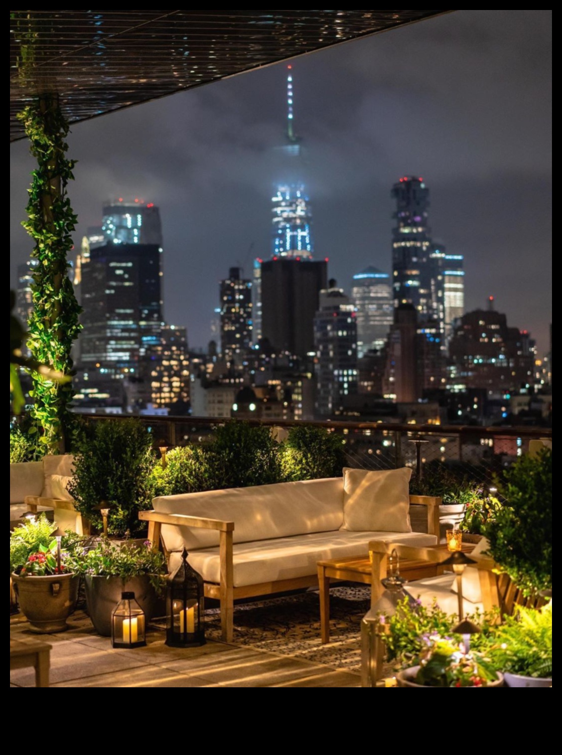 How do landscapes contribute to the aesthetic appeal of urban rooftop bars?