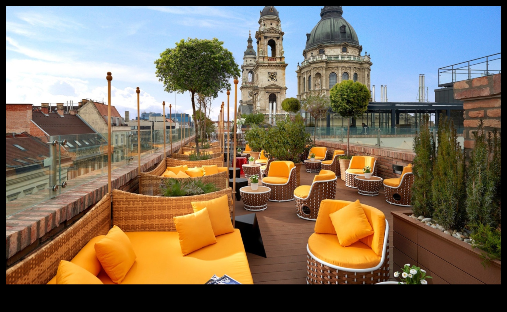 How do landscapes contribute to the aesthetic appeal of urban rooftop bars?