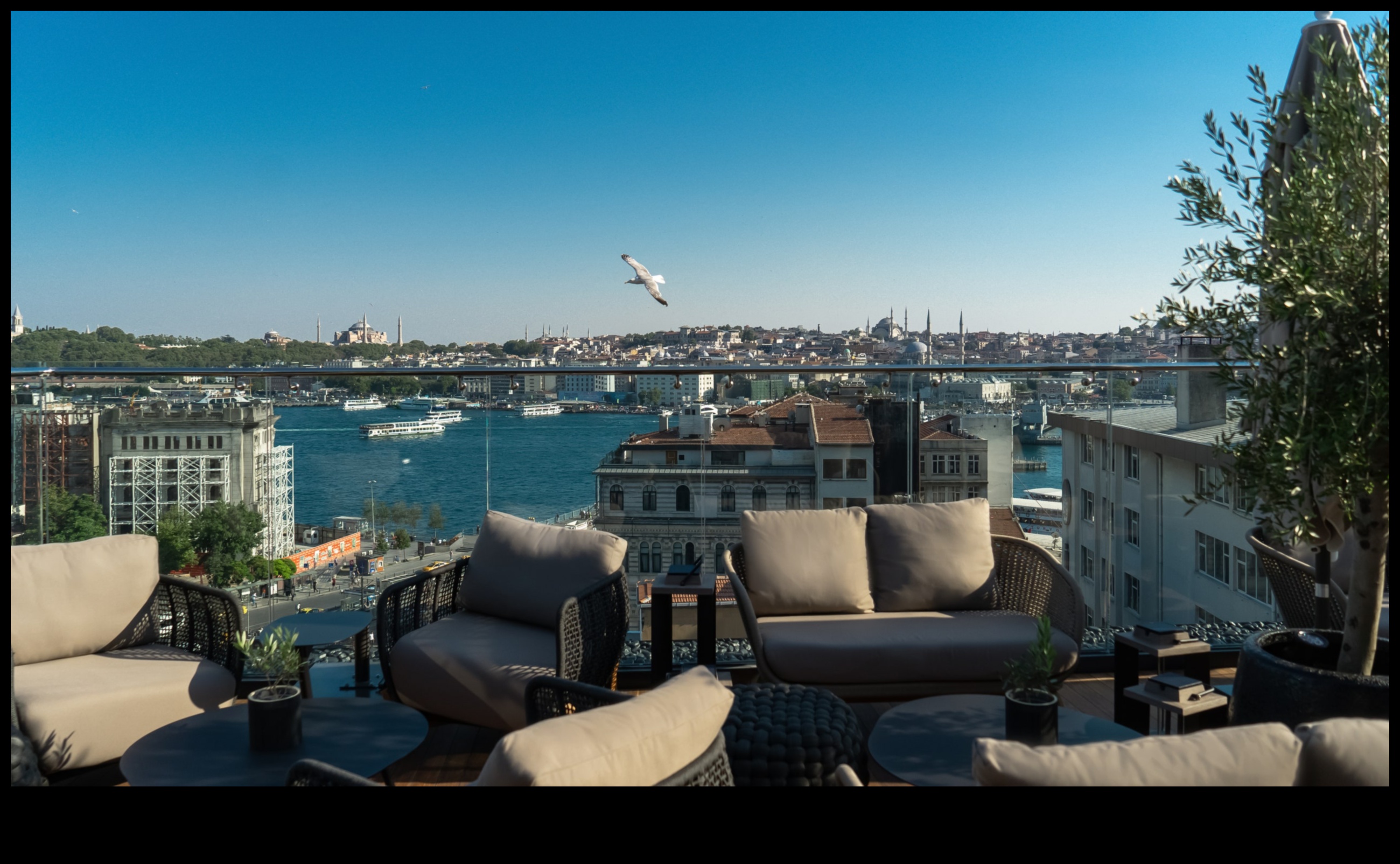 How do landscapes contribute to the visual appeal of urban rooftop restaurants?