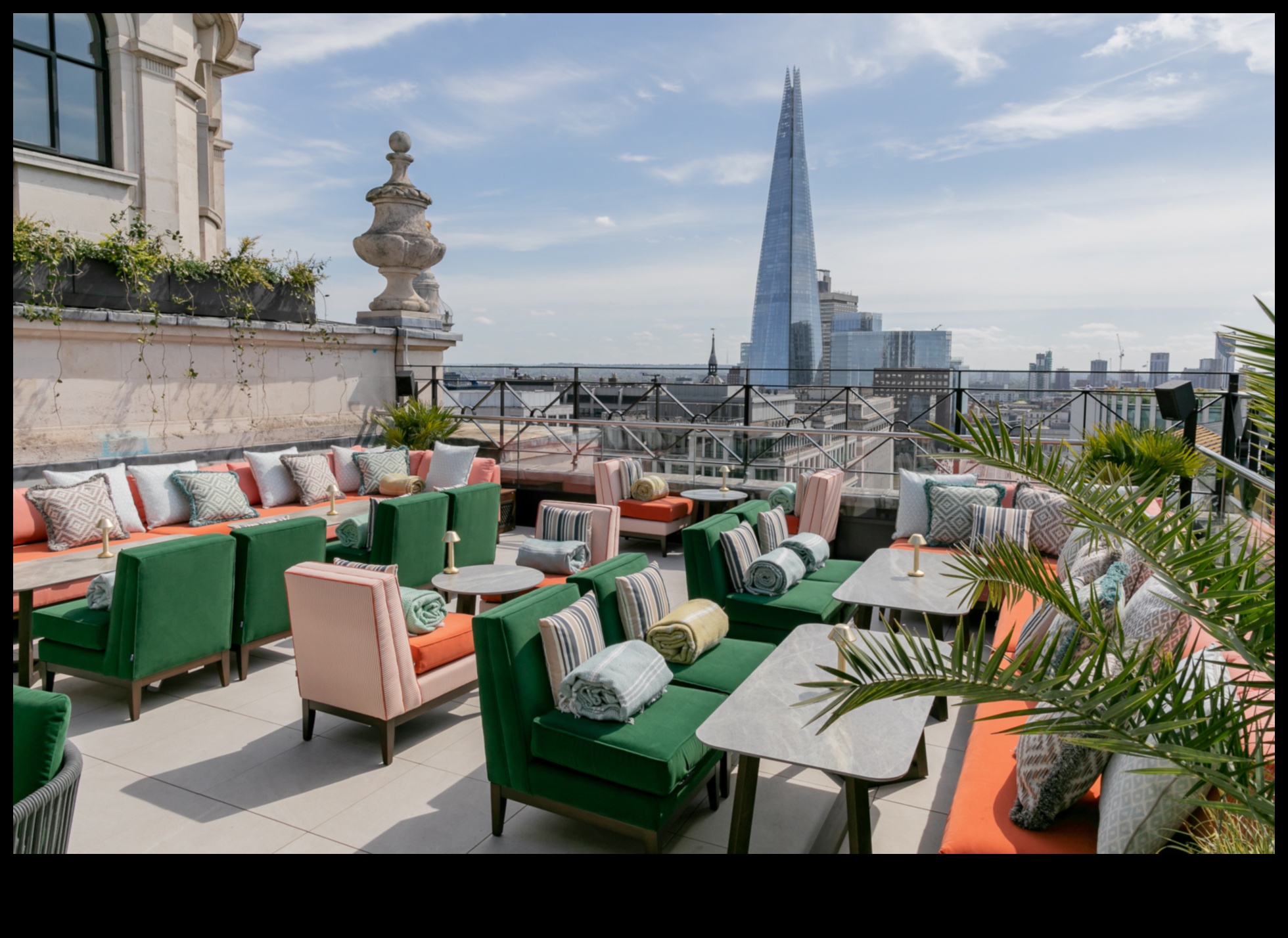 How do landscapes contribute to the visual appeal of urban rooftop restaurants?