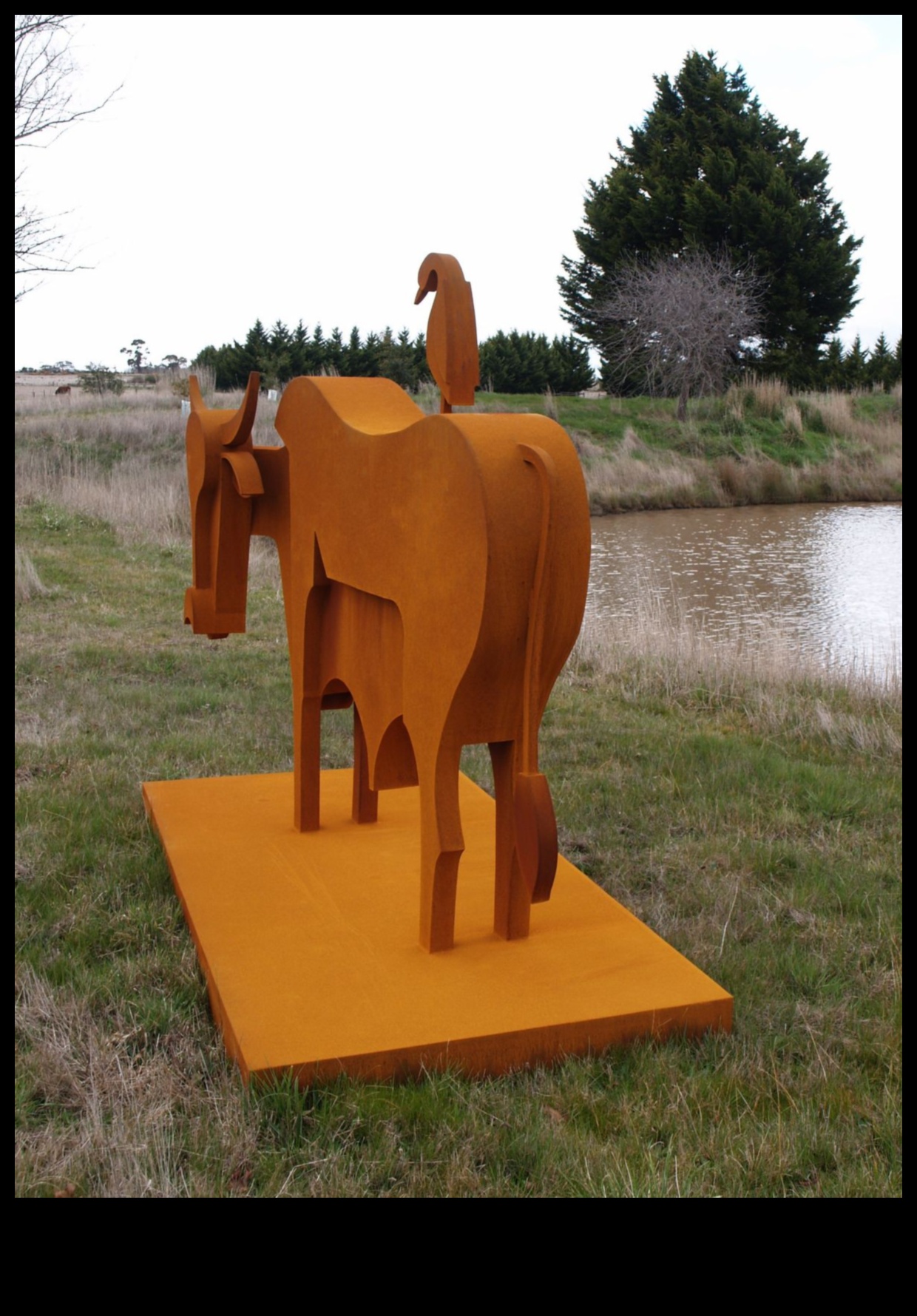 How do landscapes inspire and influence the design of outdoor sculptures?