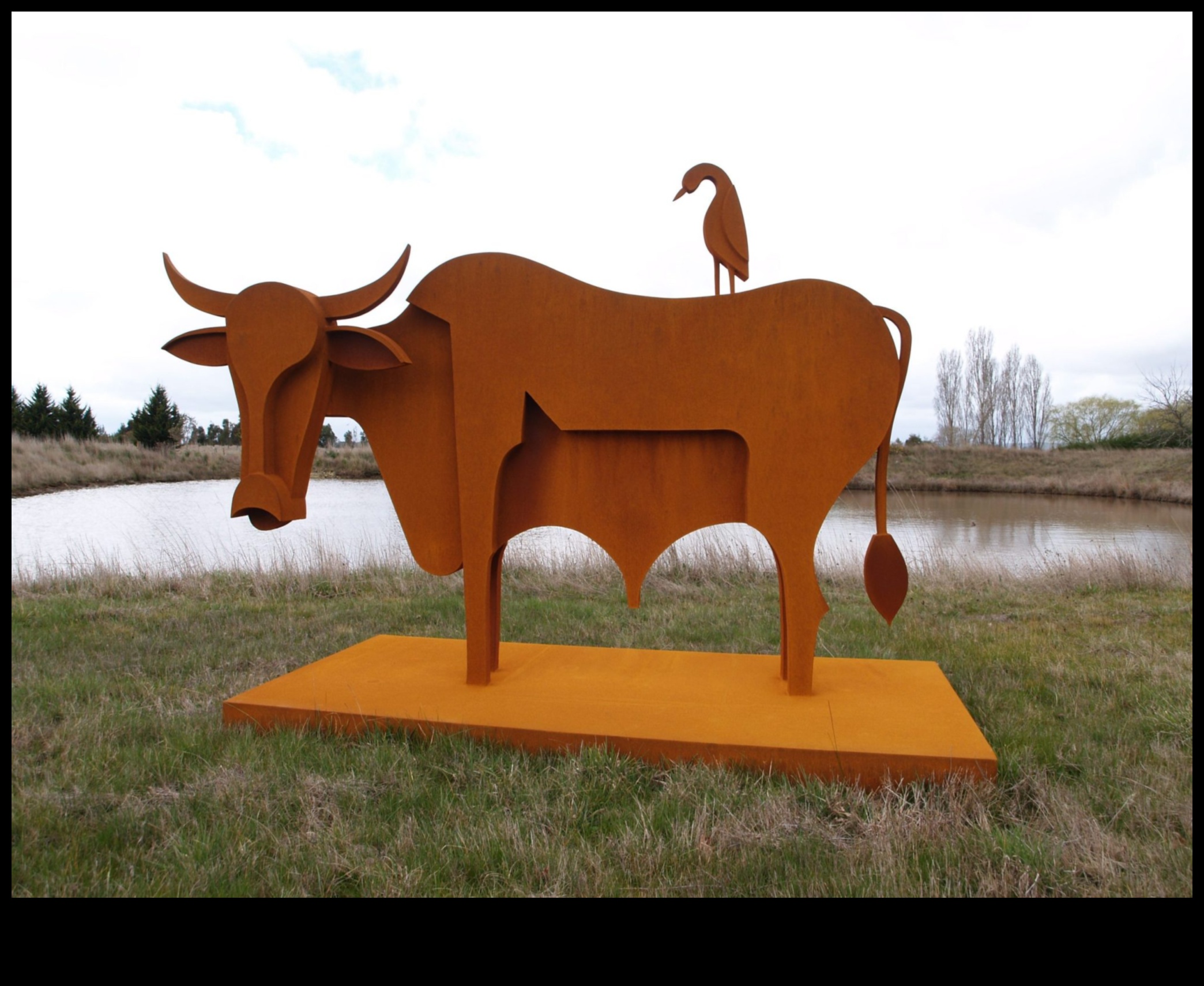 How do landscapes inspire and influence the design of outdoor sculptures?