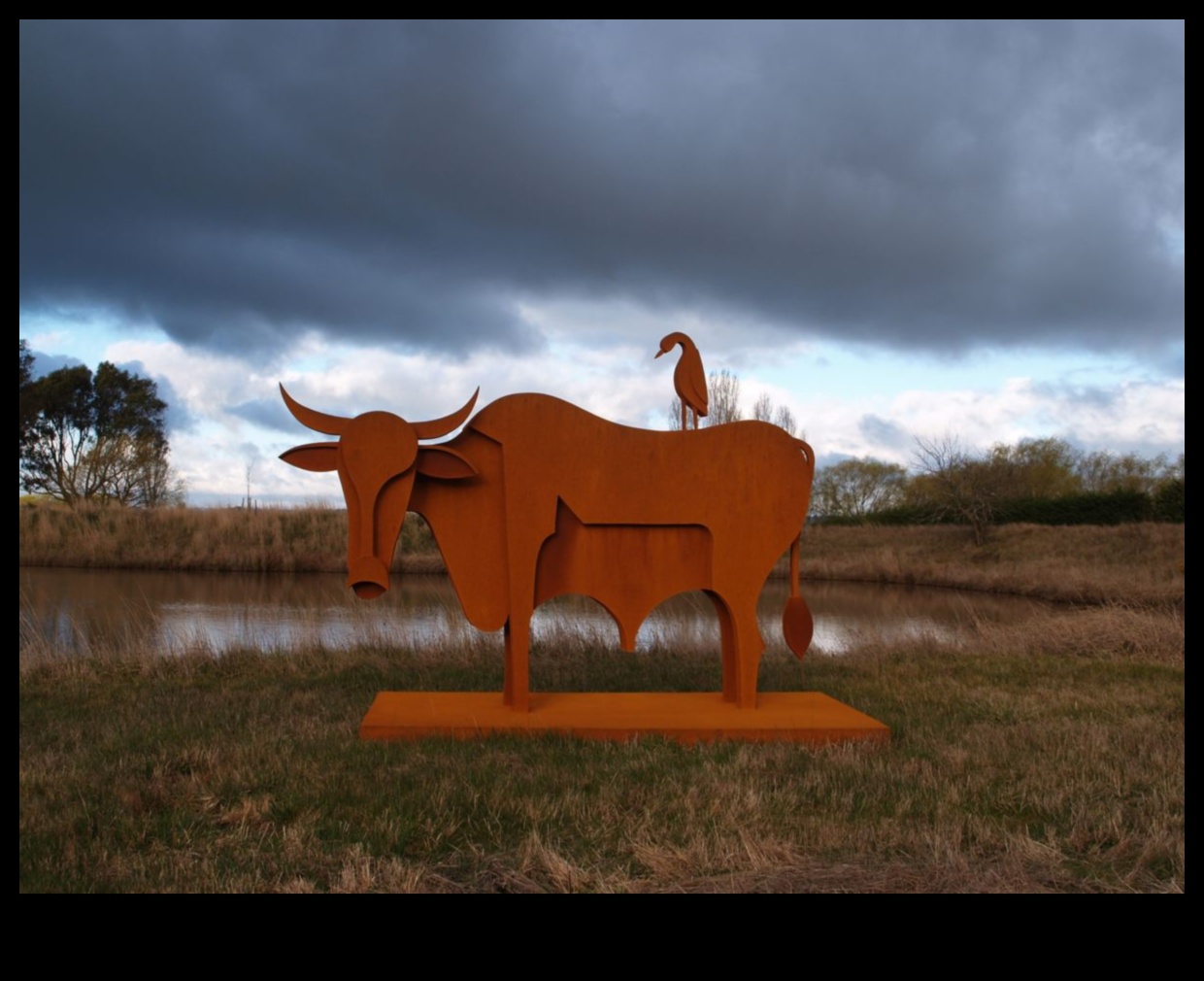 How do landscapes inspire and influence the design of outdoor sculptures?