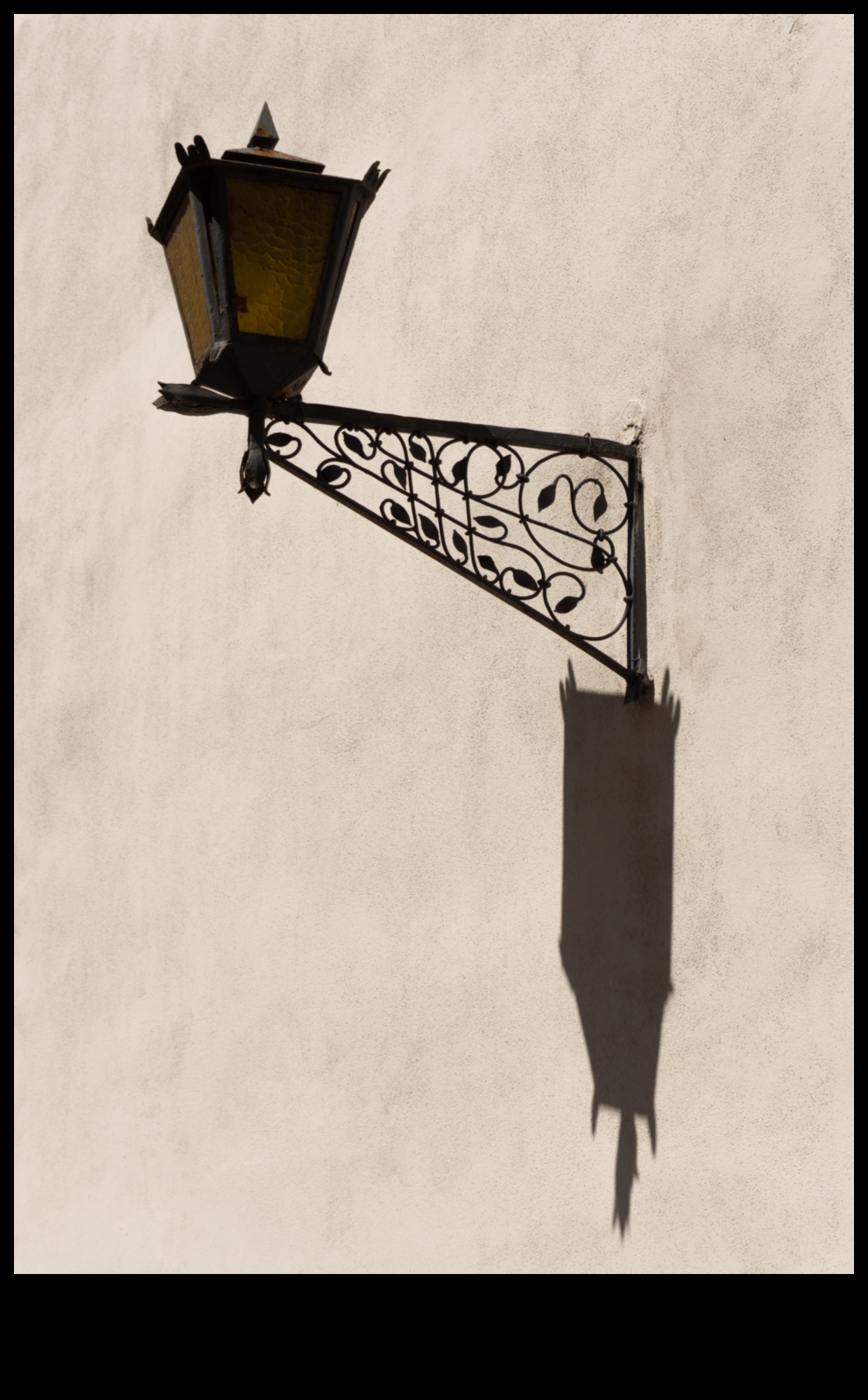 Skyline Silhouettes: Urban Outlines Against Twilight Skies