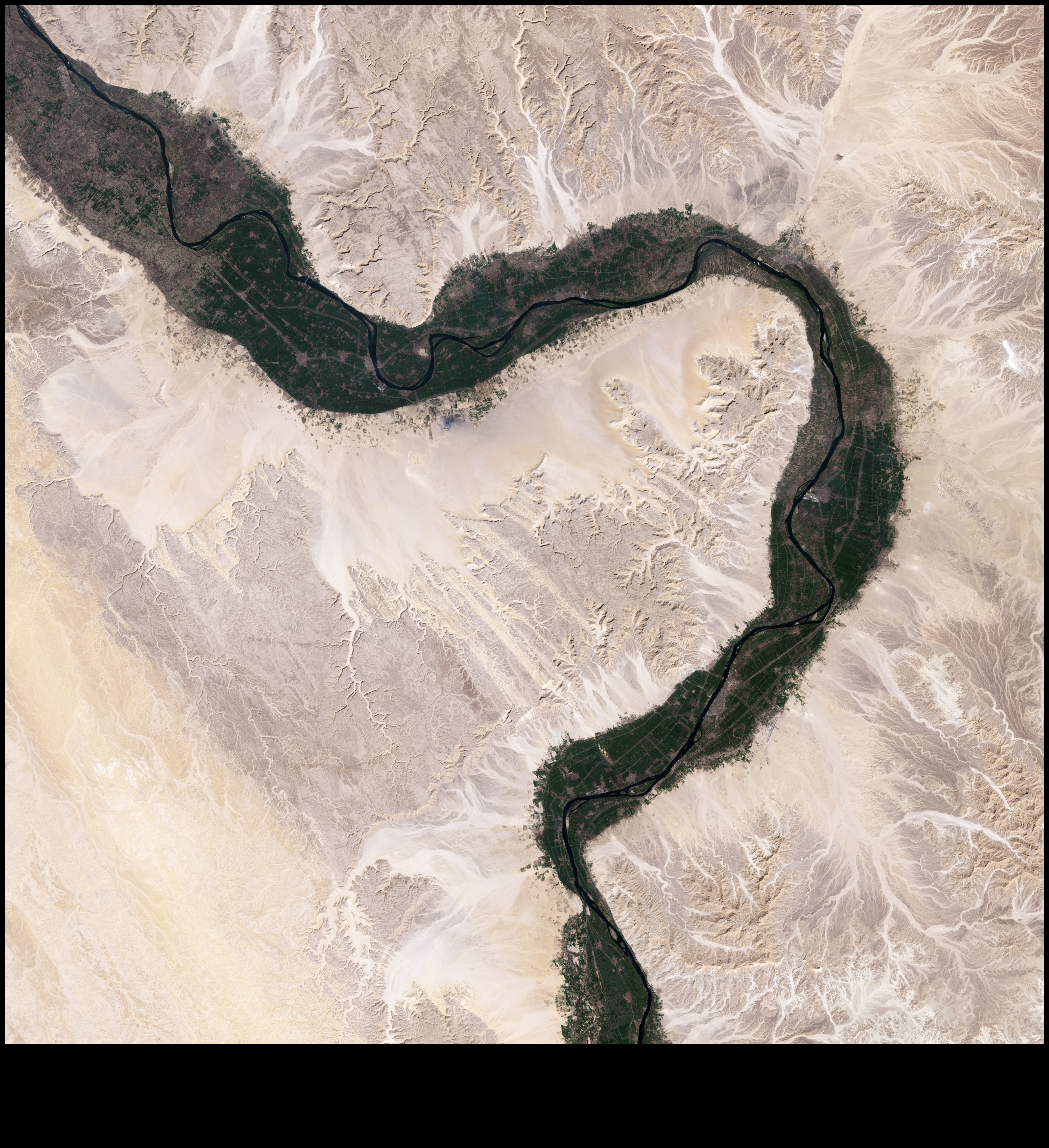 Desert Wonders: The Serenity of Arid Landscapes