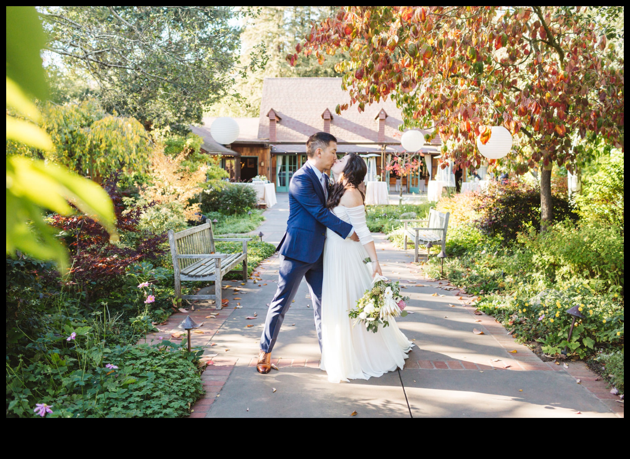 How do landscapes influence the design of outdoor wedding photography sessions?