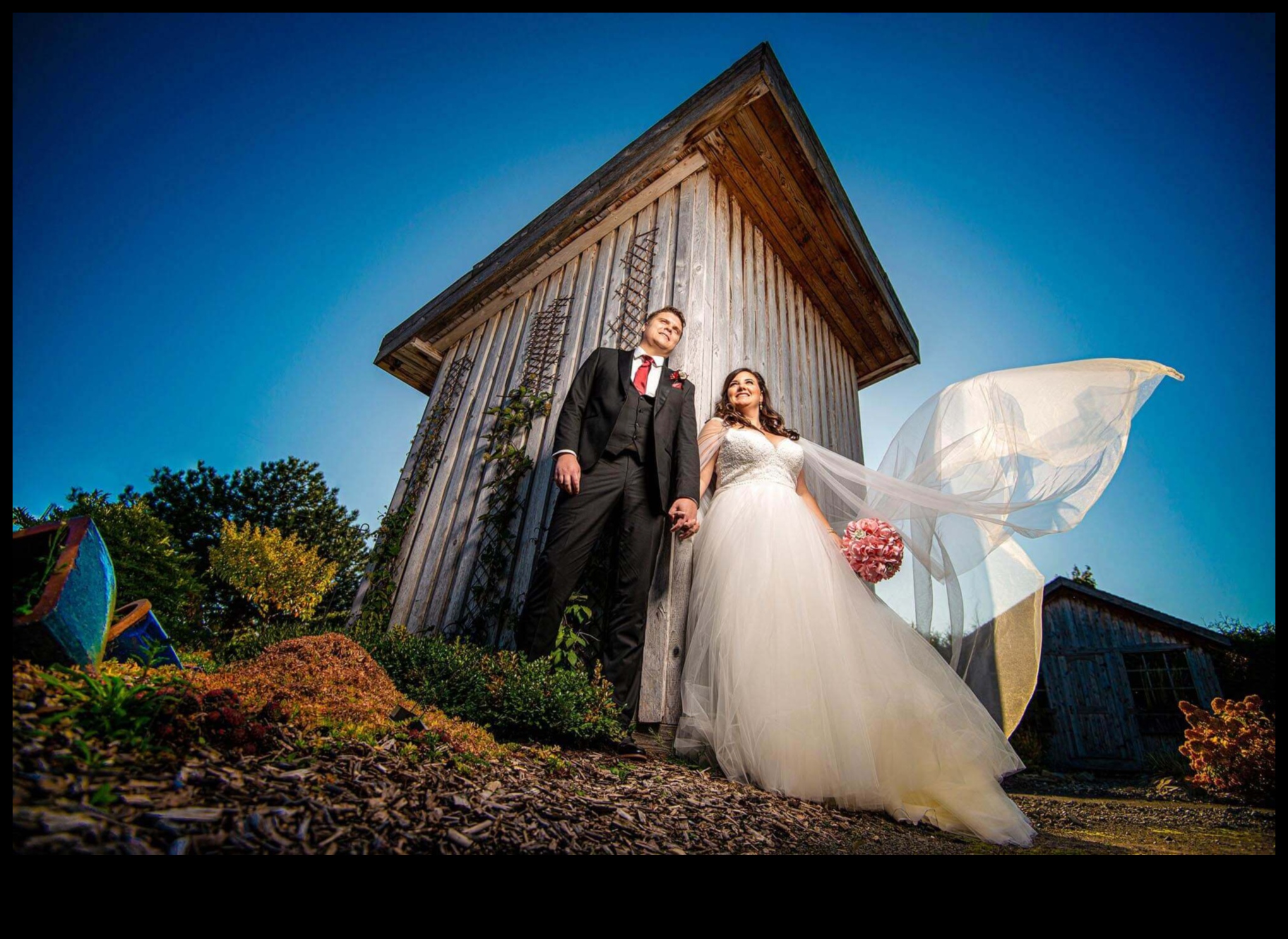 How do landscapes influence the design of outdoor wedding photography sessions?